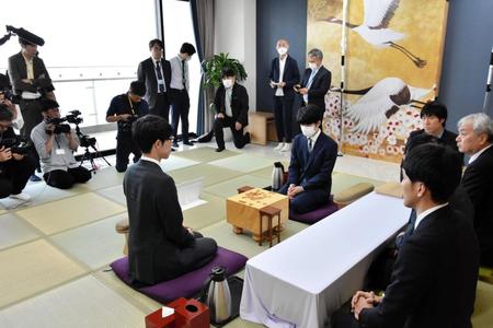 　対局場で検分を行う藤井聡太竜王（右）と佐々木大地七段＝ベトナム・ダナン「ダナン三日月」（提供：日本将棋連盟）