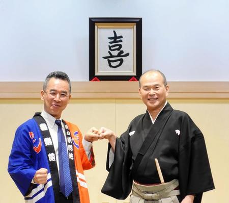 　伊藤史隆支配人見習い（左）と笑福亭仁智