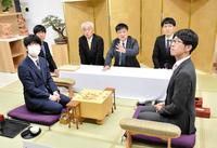 　対局場で検分を行う藤井聡太棋聖（左）と佐々木大地七段＝ベトナム・ダナン（提供：日本将棋連盟）