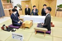 　対局場で検分を行う藤井聡太竜王（左）と佐々木大地七段＝ベトナム・ダナン「ダナン三日月」（提供：日本将棋連盟）