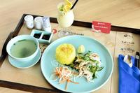 　藤井聡太棋聖が選んだ「コムガー」（ベトナム全土で食べられているチキンライス）とマンゴースムージー（提供：日本将棋連盟）