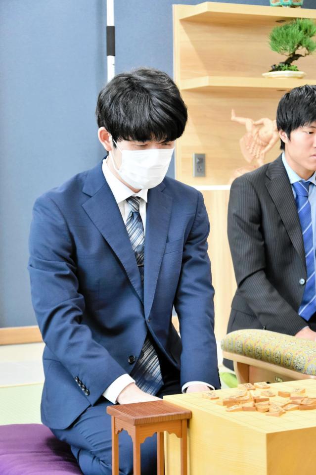 　対局場で検分を行う藤井聡太竜王＝ベトナム・ダナン「ダナン三日月」（提供：日本将棋連盟）