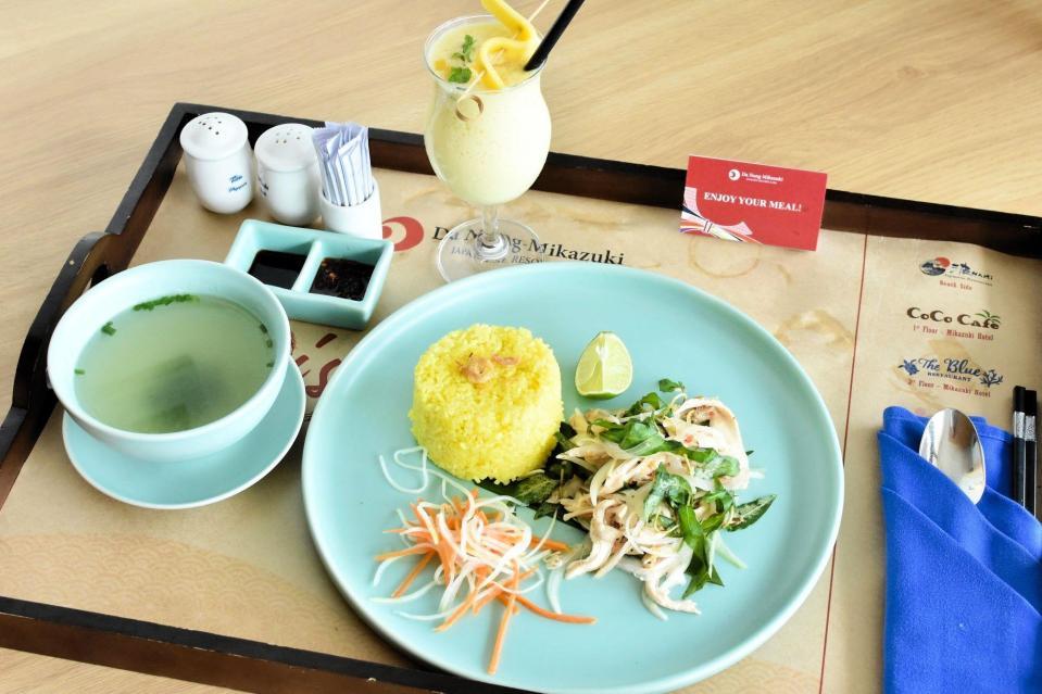 　藤井聡太棋聖が選んだ「コムガー」（ベトナム全土で食べられているチキンライス）とマンゴースムージー（提供：日本将棋連盟）