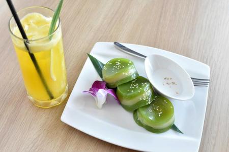 　午後のおやつ「バンヤロン（伝統的な餅菓子）」とパイナップルジュース＝日本将棋連盟提供