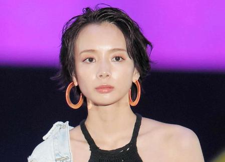 【写真】岡田紗佳　太ももまで伸びるブーツ姿が衝撃