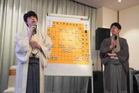 　大盤解説会の会場であいさつする藤井聡太棋聖（左）と佐々木大地七段