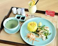 　昼食「コムガー（ベトナム全土で食べられているチキンライス）」とマンゴースムージー（提供：日本将棋連盟）