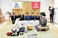 　棋聖戦第１局を戦う藤井聡太棋聖（左）と佐々木大地七段＝ベトナム・ダナン「ダナン三日月」（提供：日本将棋連盟）