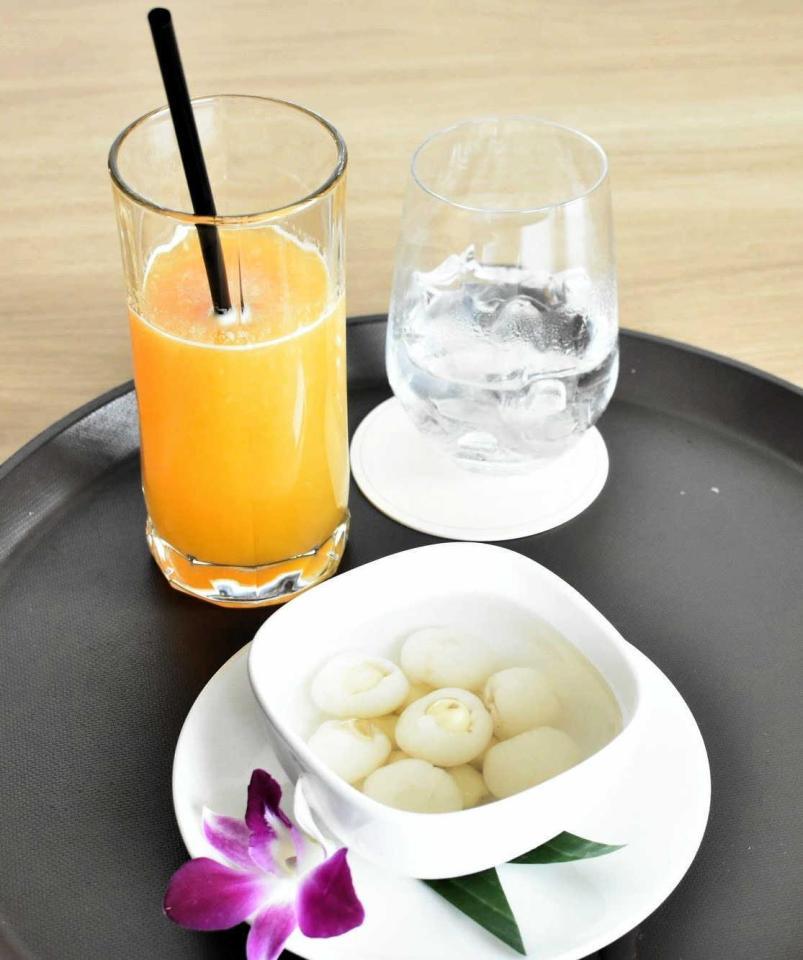 　午前のおやつ「チェー（フルーツと豆のベトナム風ぜんざい）」とオレンジジュース（提供：日本将棋連盟）