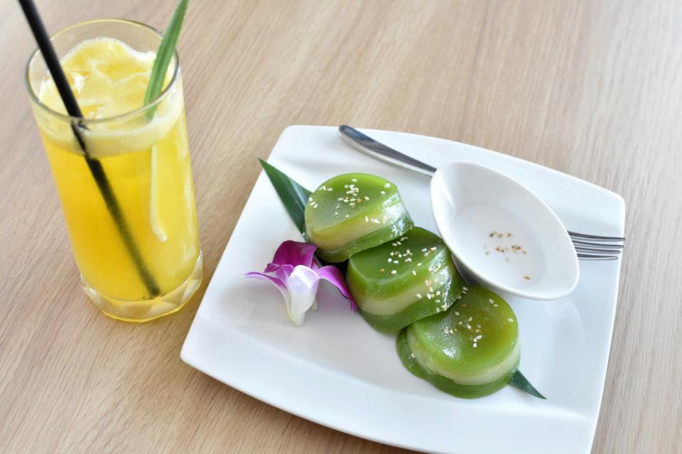 　午後のおやつ「バンヤロン（伝統的な餅菓子）」とパイナップルジュース＝日本将棋連盟提供