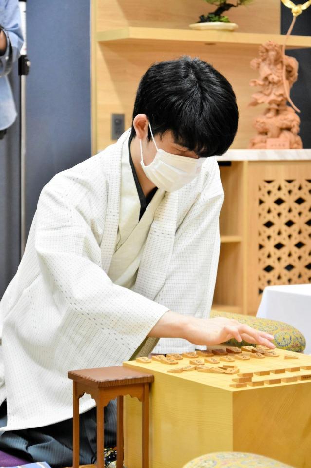 　棋聖戦第１局を戦う藤井聡太棋聖＝ベトナム・ダナン「ダナン三日月」（提供：日本将棋連盟）