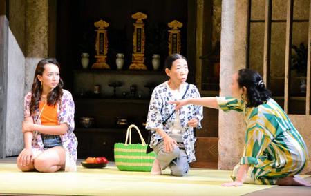 　舞台「楽園」のフォトコールに登場した（左から）豊原江理佳、中原三千代、西尾まり