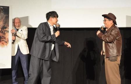 　昴生（右）と打ち合わせしたネタがウケずポスター裏に隠れた村井國夫（左）と、それを詰める亜生