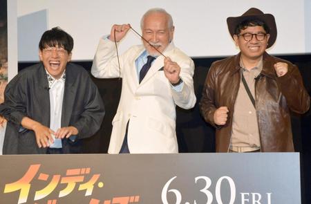 　ミキの亜生（左）と昴生（右）、村井國夫（中央）