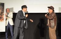 　昴生（右）と打ち合わせしたネタがウケずポスター裏に隠れた村井國夫（左）と、それを詰める亜生