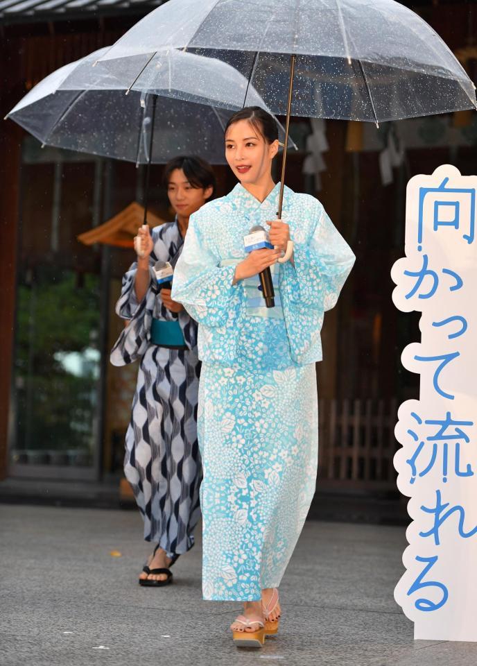 広瀬“すず”しげ浴衣姿 あでやか紫陽花柄 サプライズ登場のムーちゃんにデレデレ/芸能/デイリースポーツ online