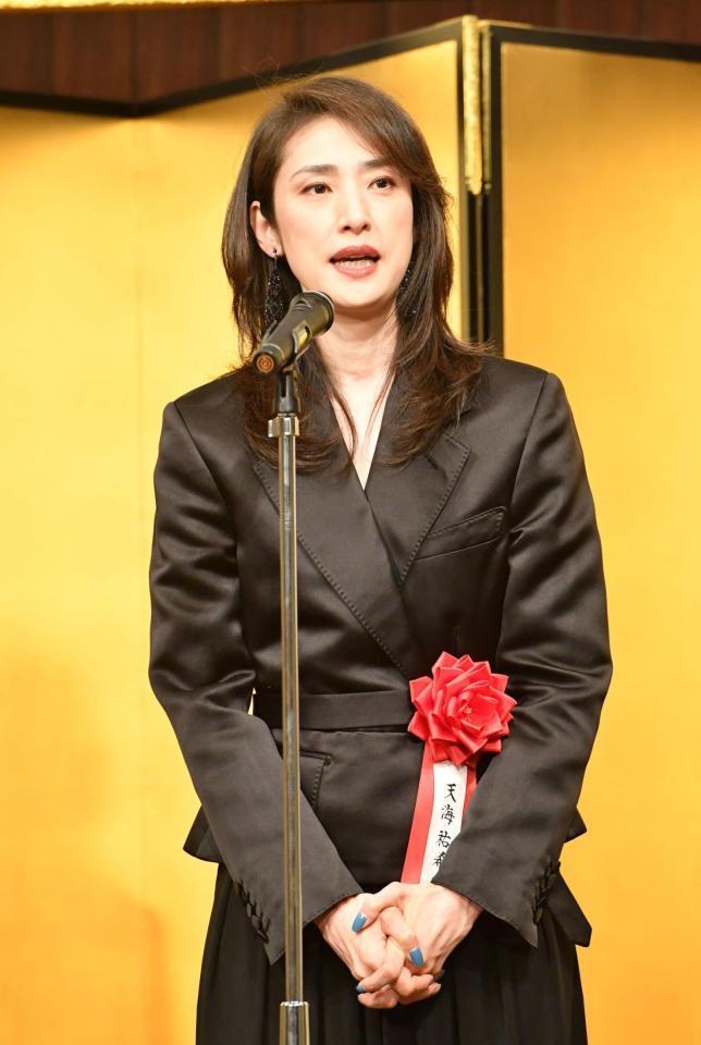 　菊田一夫演劇賞を受賞した天海祐希（撮影・佐々木彰尚）