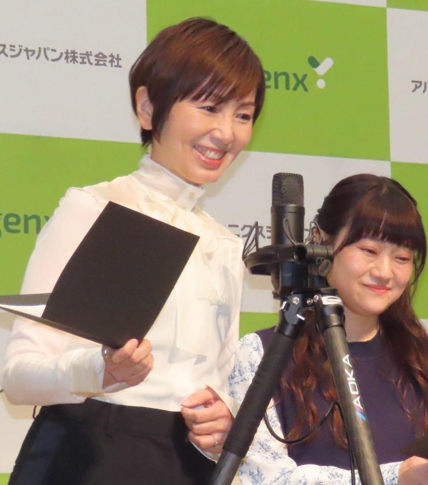 　声優に挑戦した渡辺満里奈（左）