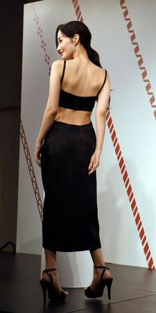 　妖艶なスタイルで来場者を魅了するパク・ミニョン（撮影・佐藤厚）