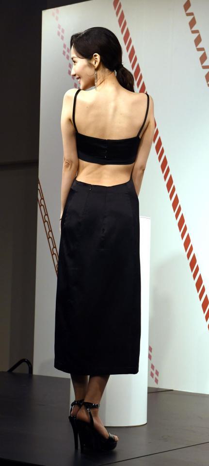 　妖艶なスタイルで来場者を魅了するパク・ミニョン（撮影・佐藤厚）