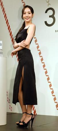 　妖艶なスタイルで来場者を魅了するパク・ミニョン（撮影・佐藤厚）