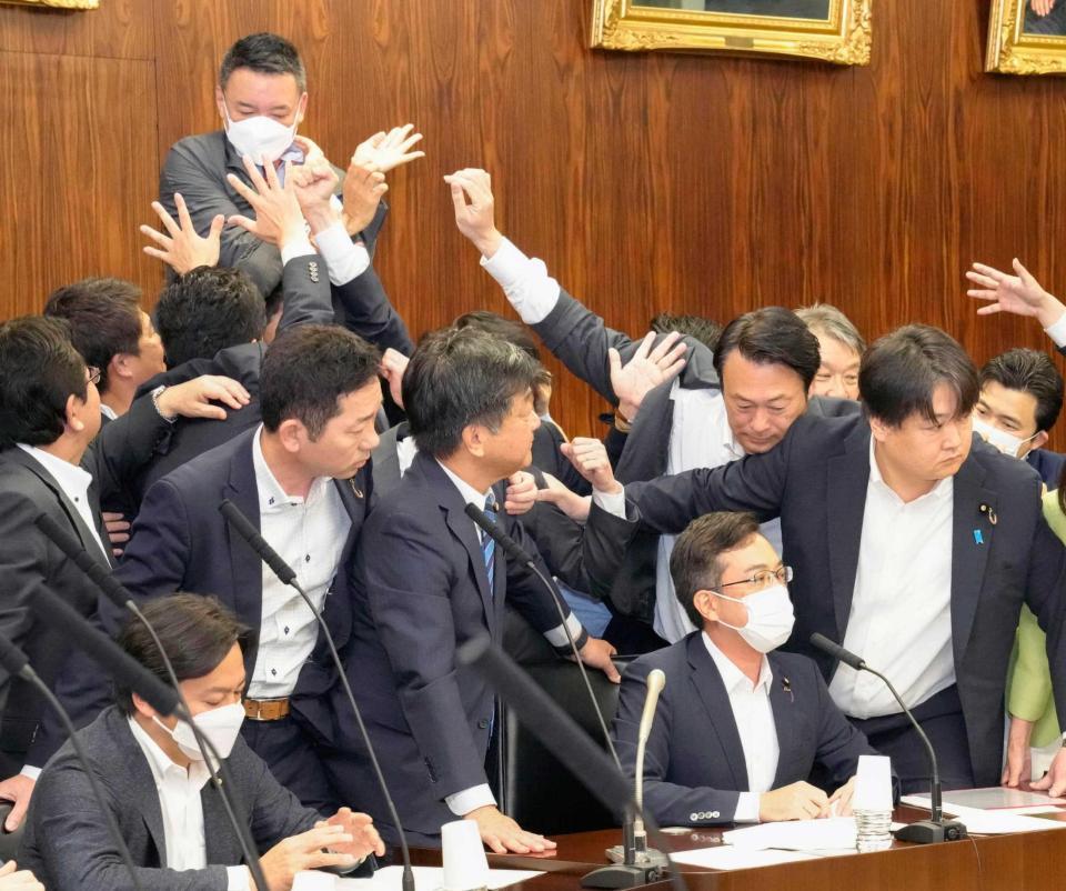 　入管難民法改正案を可決した参院法務委。左上が山本代表