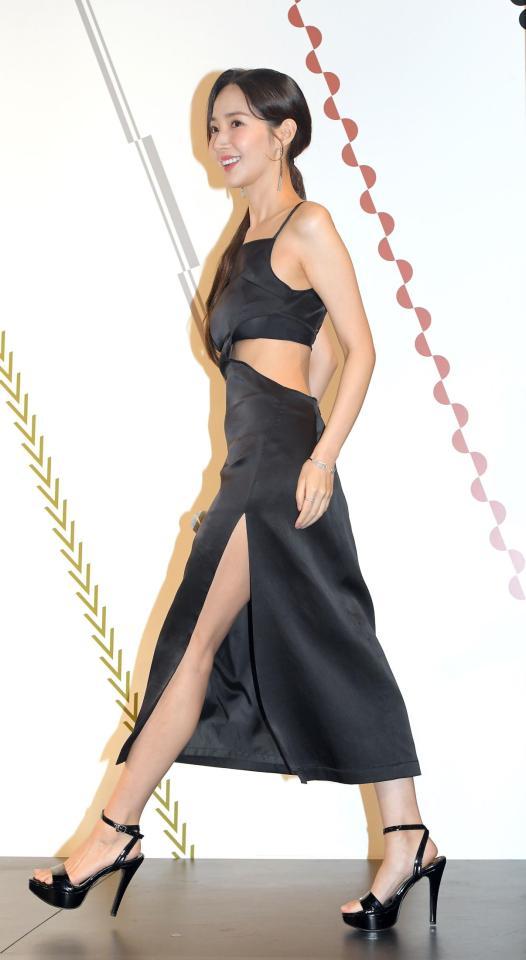 　妖艶なスタイルで来場者を魅了するパク・ミニョン（撮影・佐藤厚）