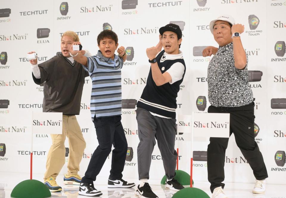　フォトセッションでポーズを決める（左から）ライセンス・井本貴史、ダウンタウン・浜田雅功、どりあんず・堤太輝、平井俊輔（撮影・堀内翔）