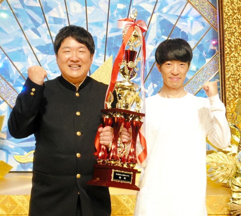 優勝したスナフキンズ・松永ボディ（左）と朝地亮介