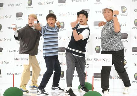 　勢い良くポーズを決める（左から）ライセンス・井本貴史、ダウンタウン・浜田雅功、どりあんず・堤太輝と平井俊輔（撮影・堀内翔）