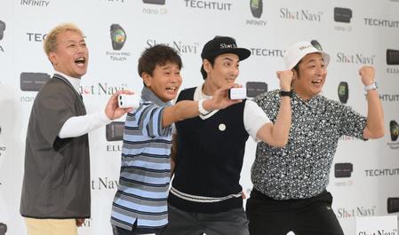 　フォトセッションでポーズを決める（左から）ライセンス・井本貴史、ダウンタウン・浜田雅功、どりあんず・堤太輝、平井俊輔（撮影・堀内翔）