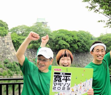 　大阪城をバックに開催を発表した（左から）間寛平、「女と男」ワダちゃん、石田靖