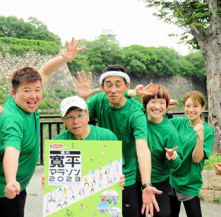 　大阪城をバックに開催を発表した（左から）ミサイルマン・西代洋、間寛平、石田靖、女と男・ワダちゃん、福本愛菜