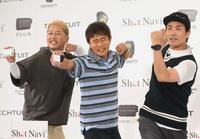 　フォトセッションでポーズを決めるも苦笑いするダウンタウン・浜田雅功（中央）。左はライセンス・井本貴史、右はどりあんず・堤太輝（撮影・堀内翔）