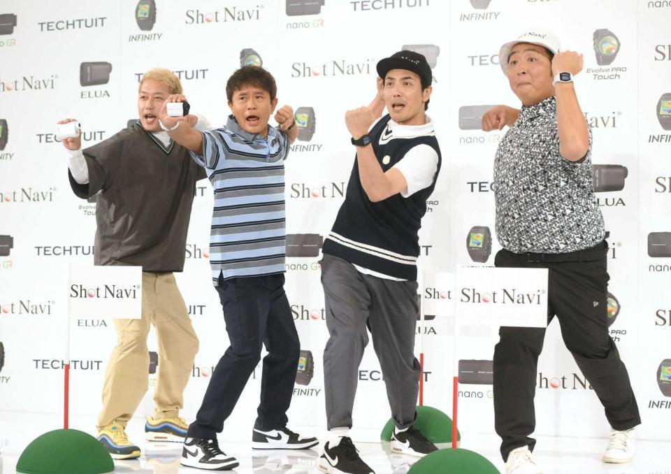 　勢い良くポーズを決める（左から）ライセンス・井本貴史、ダウンタウン・浜田雅功、どりあんず・堤太輝と平井俊輔（撮影・堀内翔）