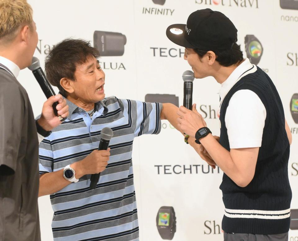 　どりあんず・堤太輝（右）にツッコミを入れるダウンタウン・浜田雅功（撮影・堀内翔）