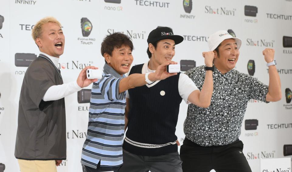 　フォトセッションでポーズを決める（左から）ライセンス・井本貴史、ダウンタウン・浜田雅功、どりあんず・堤太輝、平井俊輔（撮影・堀内翔）