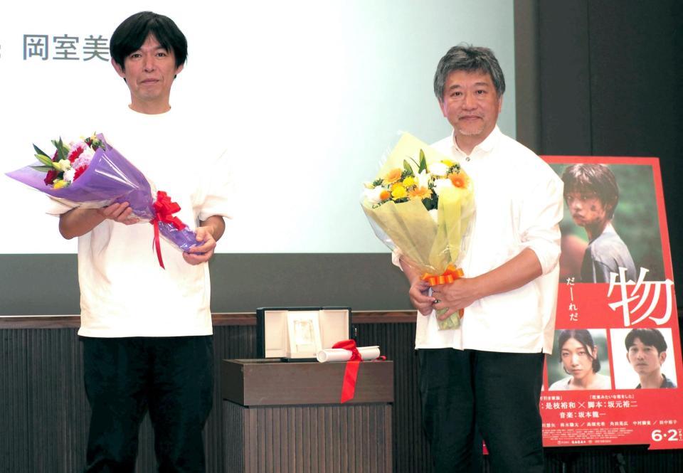 　授業を行った是枝裕和監督（右）と脚本家の坂元裕二氏