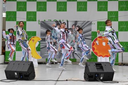 　デビュー記念日にＵ．Ｓ．Ａダンスで会場を盛り上げたＤＡ　ＰＵＭＰの（左から）Ｕ－ＹＥＡＨ、ＴＯＭＯ、ＫＥＮＺＯ、ＩＳＳＡ、ＹＯＲＩ、ＫＩＭＩ（撮影・出月俊成）