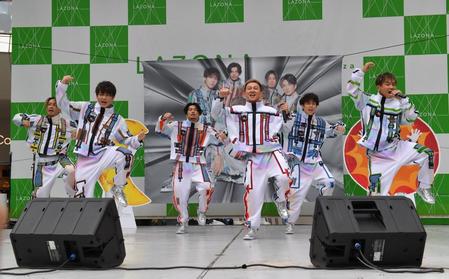 　オープニングでデビュー当時のダンスを披露するＤＡ　ＰＵＭＰの（左から）ＹＯＲＩ、ＫＥＮＺＯ、Ｕ－ＹＥＡＨ、ＩＳＳＡ、ＹＯＲＩ、ＫＩＭＩ（撮影・出月俊成）