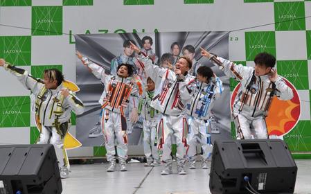 　新曲のスペースダンスを披露するＤＡ　ＰＵＭＰの（左から）ＴＯＭＯ、Ｕ－ＹＥＡＨ、ＫＩＭＩ、ＩＳＳＡ、ＹＯＲＩ、ＫＥＮＺＯ（撮影・出月俊成）