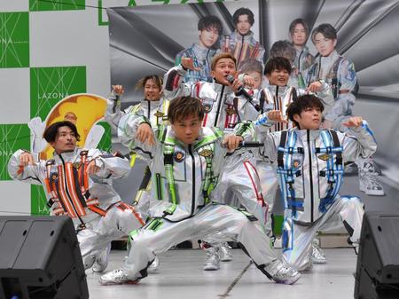 　デビュー記念日に新曲を披露したＤＡ　ＰＵＭＰの（前列左から）Ｕ－ＹＥＡＨ、ＫＩＭＩ、ＹＯＲＩ、（後列同）ＴＯＭＯ、ＩＳＳＡ、ＫＥＮＺＯ（撮影・出月俊成）