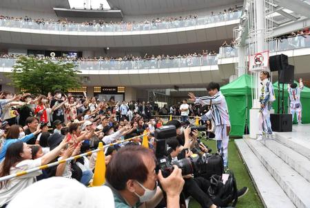 　集まったファンの歓声に応えるメンバー（撮影・出月俊成）