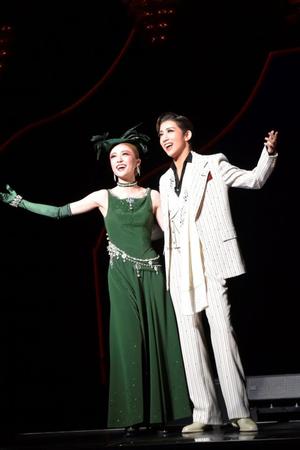 　サヨナラショーに臨んだ宙組トップスターの真風涼帆（右）と潤花Ⓒ宝塚歌劇団