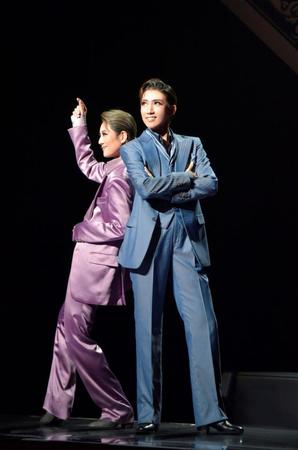 　サヨナラショーに臨んだ宙組トップスターの真風涼帆（右）と芹香斗亜Ⓒ宝塚歌劇団
