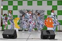 　デビュー記念日にＵ．Ｓ．Ａダンスで会場を盛り上げたＤＡ　ＰＵＭＰの（左から）Ｕ－ＹＥＡＨ、ＴＯＭＯ、ＫＥＮＺＯ、ＩＳＳＡ、ＹＯＲＩ、ＫＩＭＩ（撮影・出月俊成）