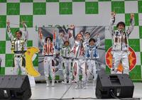 　新曲のスペースダンスを披露するＤＡ　ＰＵＭＰの（左から）ＹＯＲＩ、Ｕ－ＹＥＡＨ、ＫＩＭＩ、ＩＳＳＡ、ＹＯＲＩ、ＫＥＮＺＯ（撮影・出月俊成）