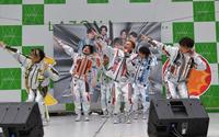 　新曲のスペースダンスを披露するＤＡ　ＰＵＭＰの（左から）ＴＯＭＯ、Ｕ－ＹＥＡＨ、ＫＩＭＩ、ＩＳＳＡ、ＹＯＲＩ、ＫＥＮＺＯ（撮影・出月俊成）