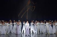 　サヨナラショーに臨んだ宙組トップスターの真風涼帆（中央手前）Ⓒ宝塚歌劇団