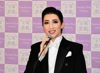 　退団会見に臨んだ宙組トップスターの真風涼帆